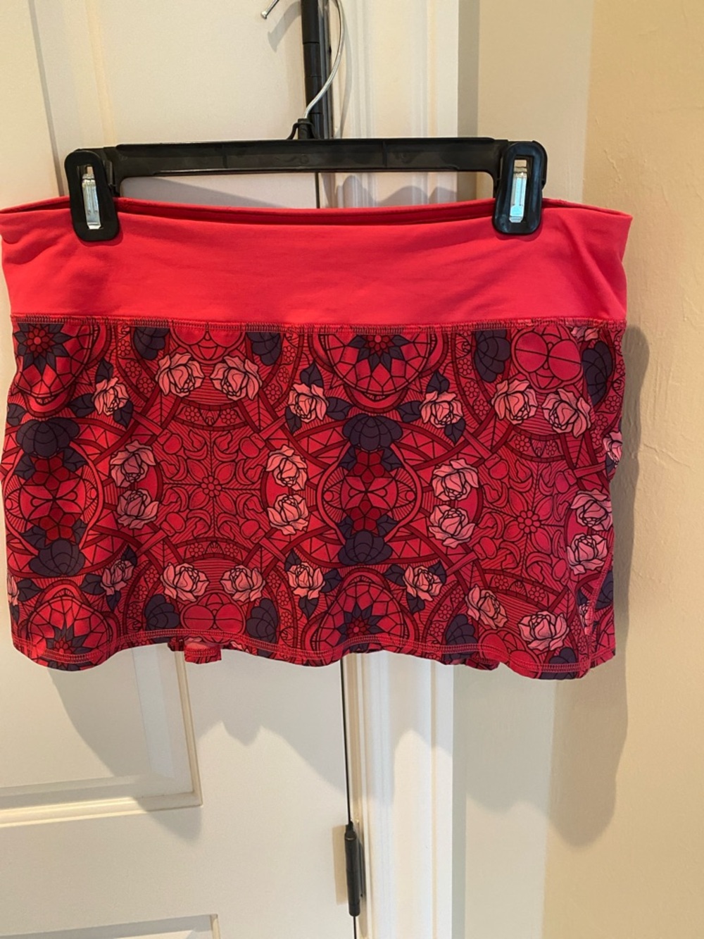 Rare Lululemon pacesetter skirt red floral pattern size 8 - excellent condition!